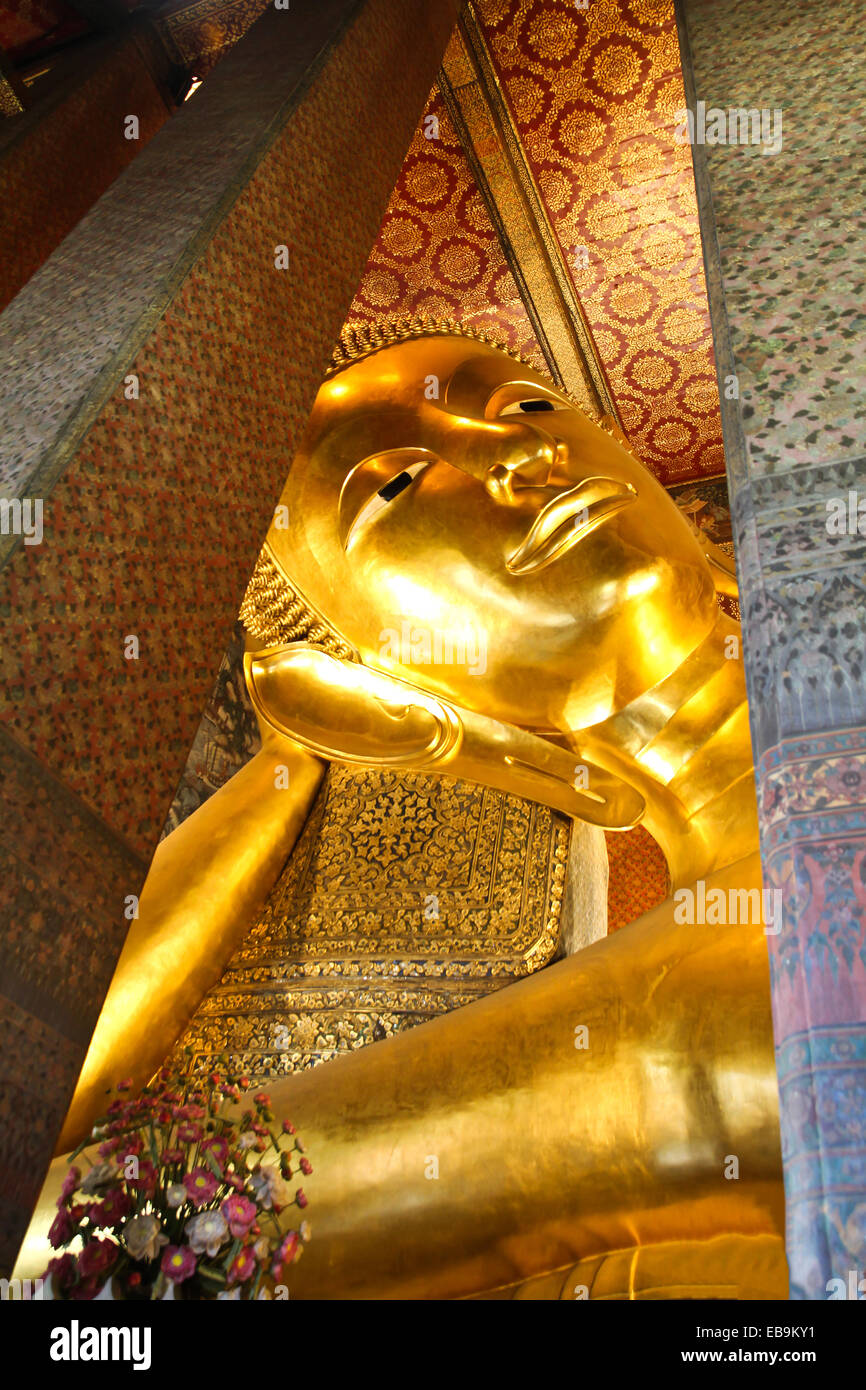 Reclining Buddha gold statue ,Wat Pho, Bangkok, Thailand Stock Photo ...