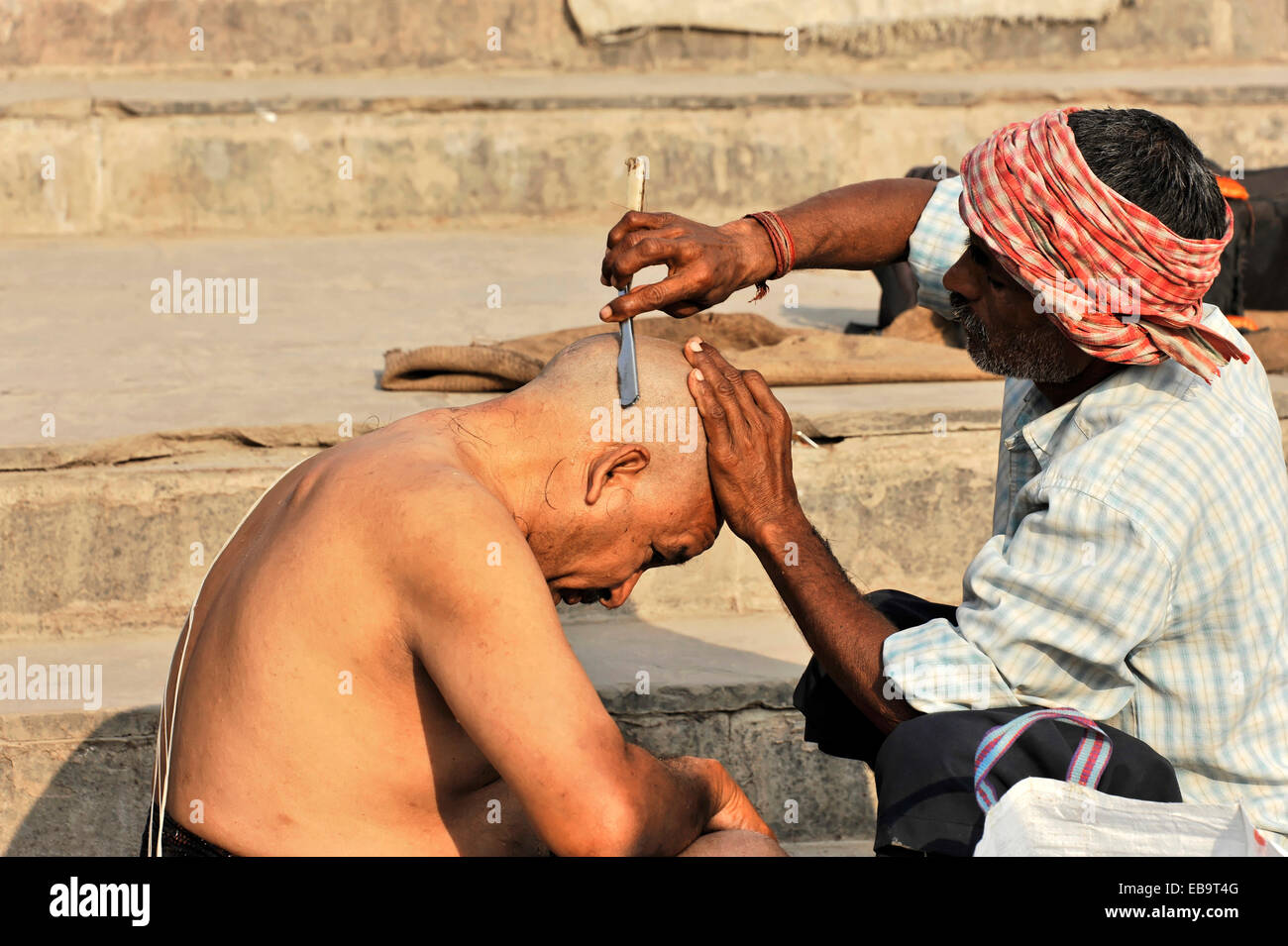 India hair cutting hi-res stock photography and images - Alamy