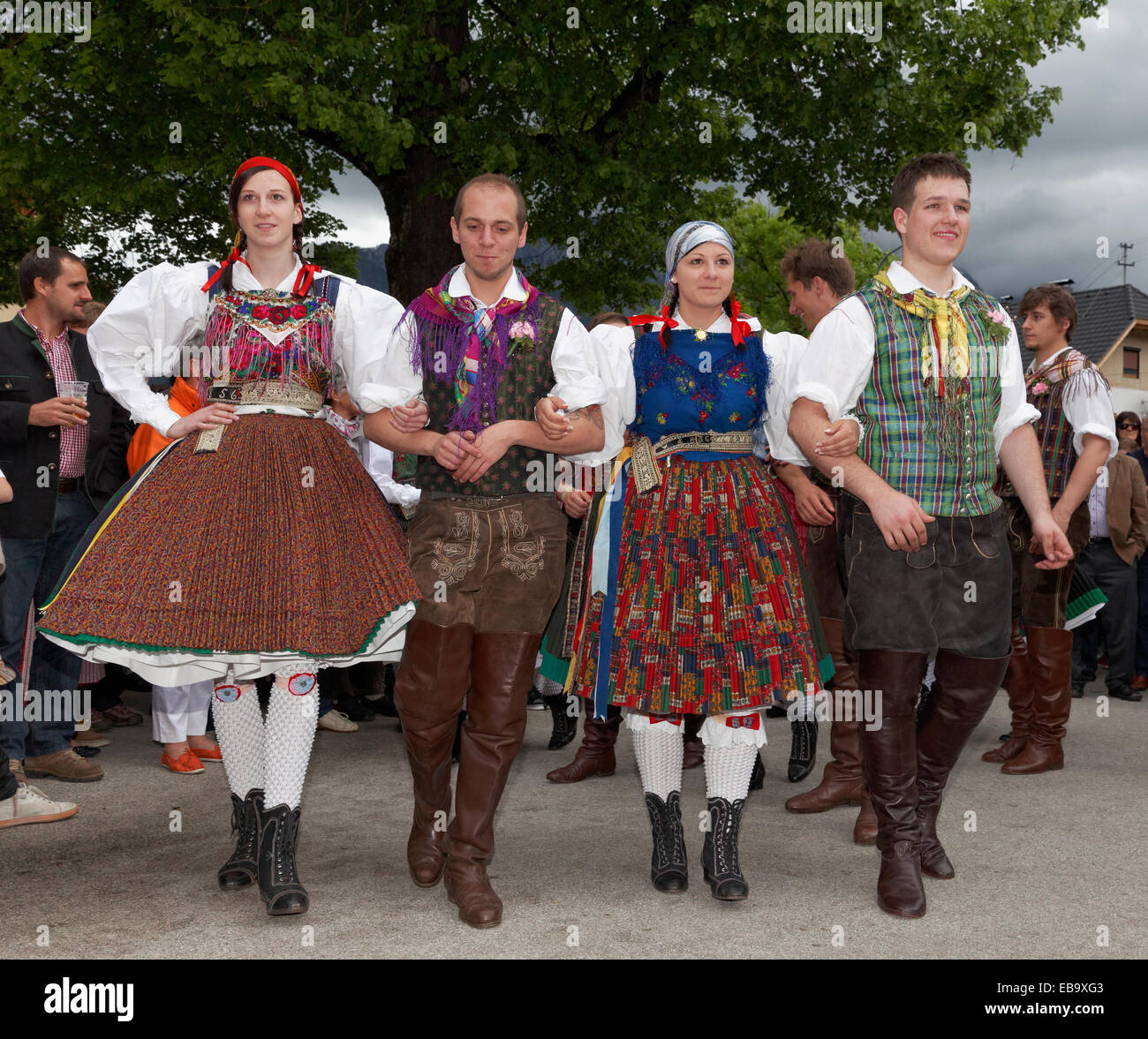 Men and women wearing traditional costumes from the Gailtal valley dancing, Tanz unter der Linde dance, Kufenstechen festival Stock Photo