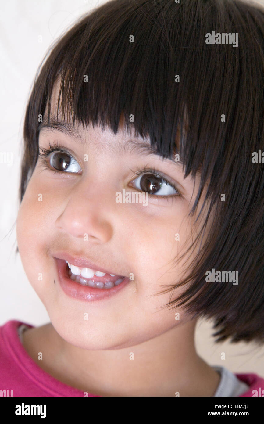 Portrait of a little girl smiling Stock Photo - Alamy