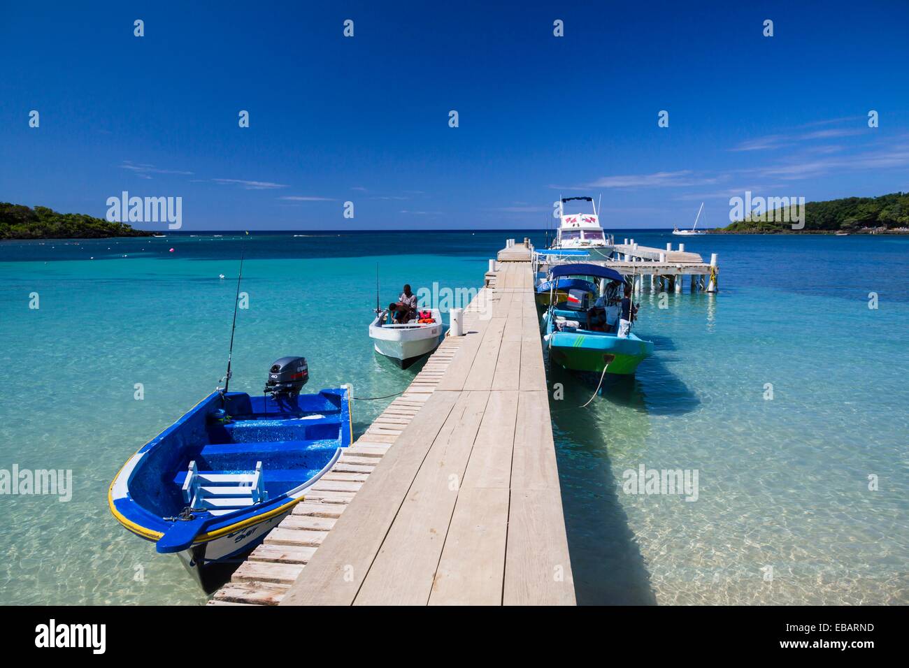 The beach, pier, restaurants and boats at West End in Roatan, Honduras