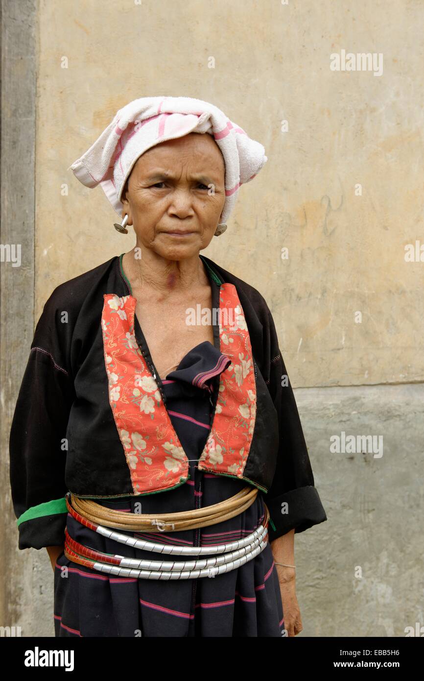 The women wear original costumes made of hoops and pearls because ...