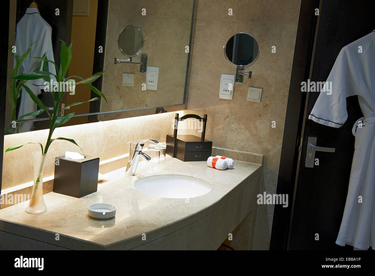 Luxury hotel bathroom Stock Photo - Alamy