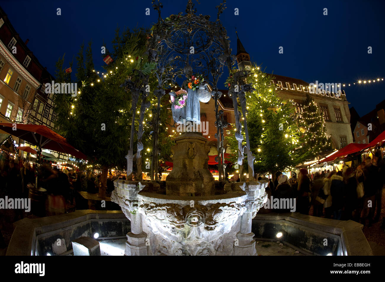 Goettingen, Germany. 28th Nov, 2014. People walk through the Christmas Market around the Gaenseliesel Fountain in Goettingen, Germany, 28 November 2014. The Christmas market is open until 29 December 2014. Photo: SWEN PFOERTNER/dpa/Alamy Live News Stock Photo