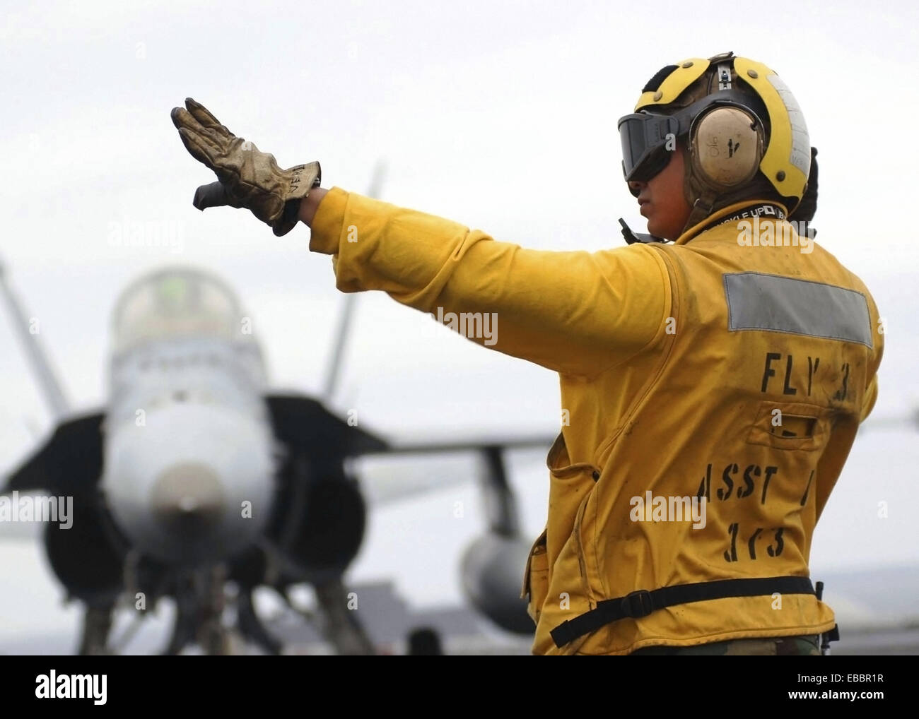 PACIFIC OCEAN (August 4, 2007) An Aviation Boatswain´s Mate (Handler