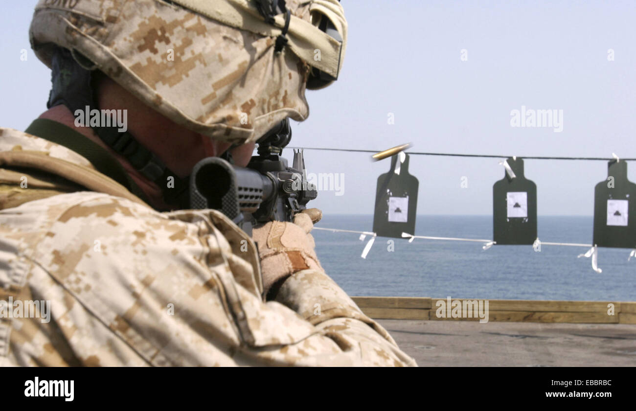 PERSIAN GULF (April 1, 2007) - U.S. Marines from Weapons Company, Battalion Landing Team 2/2, 26th Marine Expeditionary Unit Stock Photo
