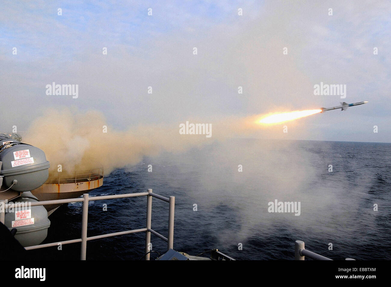 ATLANTIC OCEAN (Nov. 20, 2008) A NATO Sea Sparrow missile is launched during a live-fire missile exercise aboard the Stock Photo
