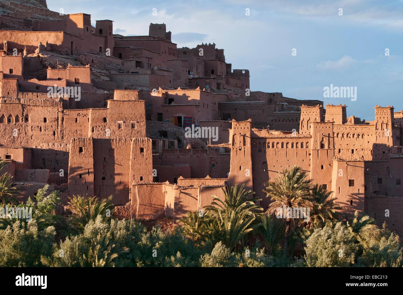 Строительство городов из глины страна. Айт-Бен-Хадду Марокко. Ксар айт-Бен-Хадду, глиняная крепость Магриба. Айт-Бен-Хадду Марокко фото. Город Шибам в Йемене.
