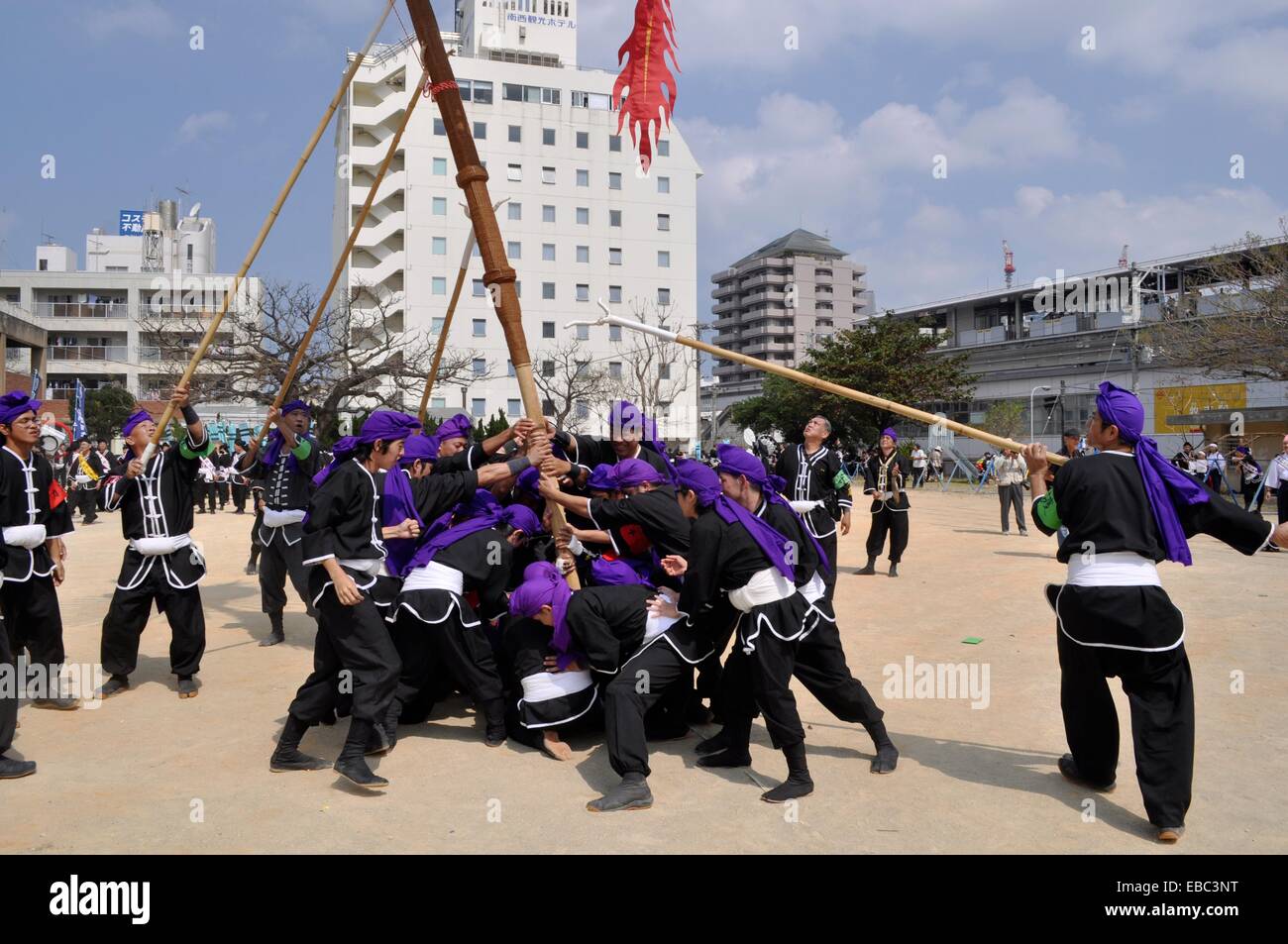 Okinawan Man In Traditional Costume Stock Photos & Okinawan Man In ...