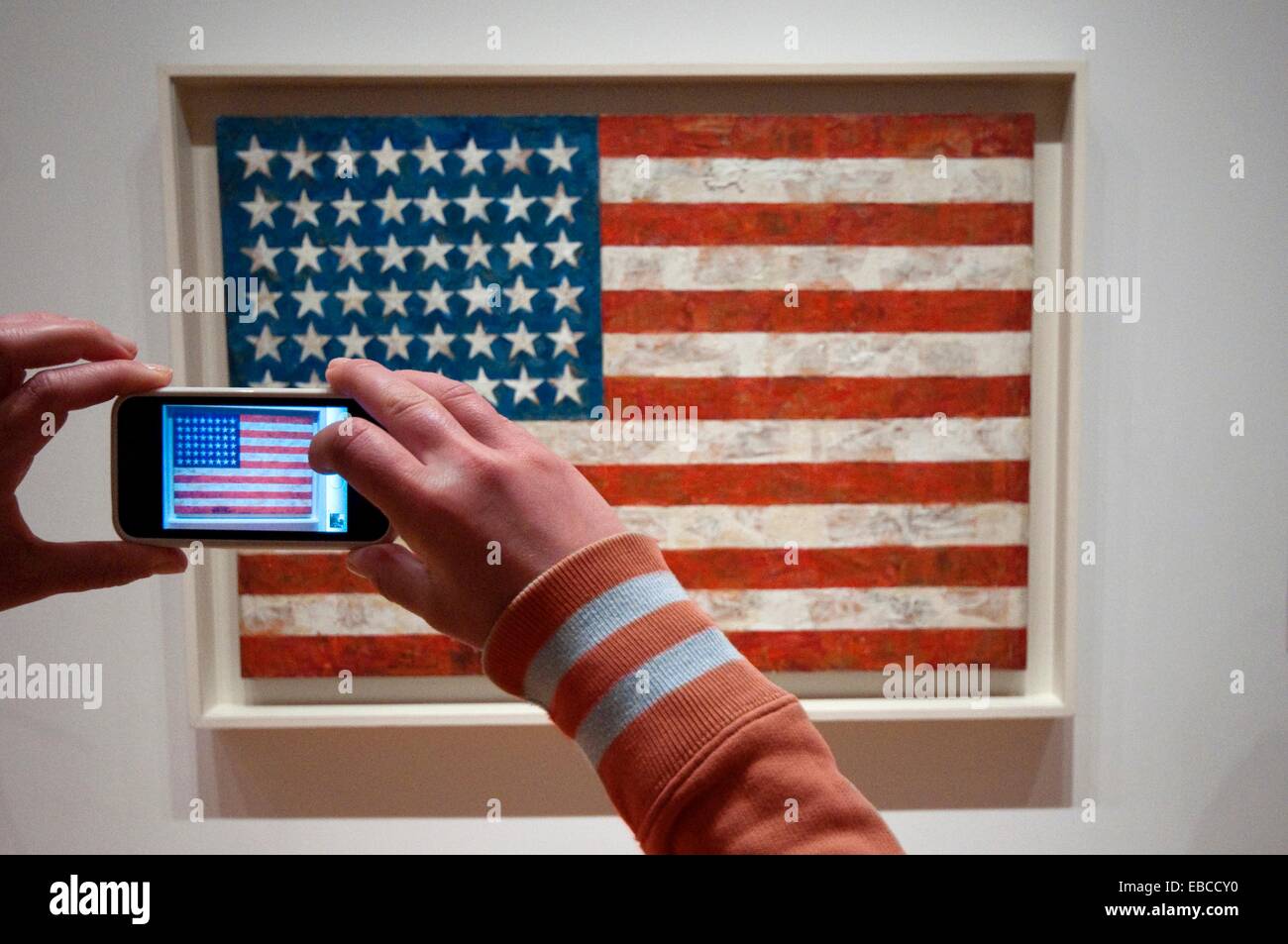 New York, New York City, Manhattan, Museum of Modern Art, Woman Taking Picture Using an iPhone, Flag By Jasper Johns Stock Photo - Alamy