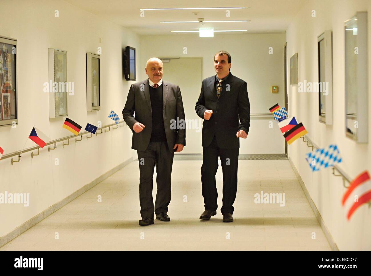 Bayerisch Eisenstein, Germany. 28th Nov, 2014. Some 150 politicians from the Bavarian-Czech border region remembered the fall of the Iron Curtain in 1989 in Bayerisch Eisenstein, Germany, November 28, 2014. Michal Snebergr, mayor of the Czech border town Zelezna Ruda, left, and Rejstejn Mayor Horst Hasenhoerl. © Pavel Nemecek/CTK Photo/Alamy Live News Stock Photo