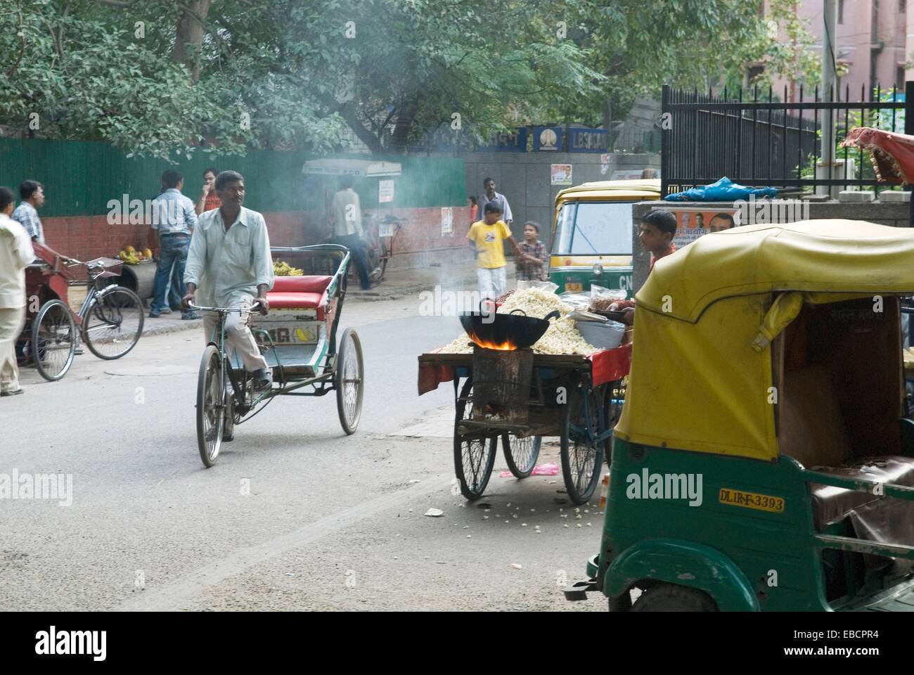 itinerant popcorn salesman in a street of Delhi, India, Asia Stock