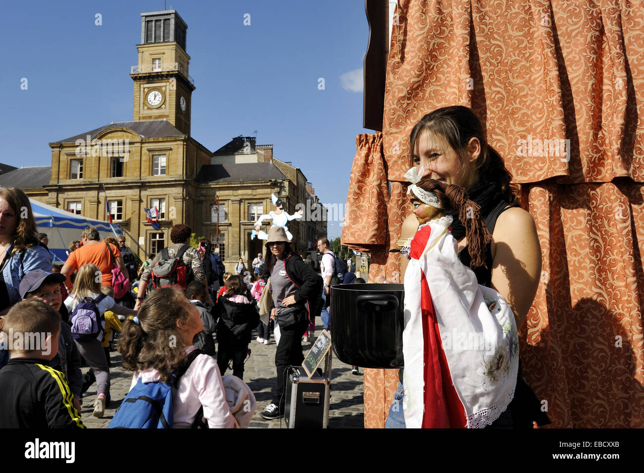 hand puppets show on the Place Ducale, Festival Mondial des Theatres de