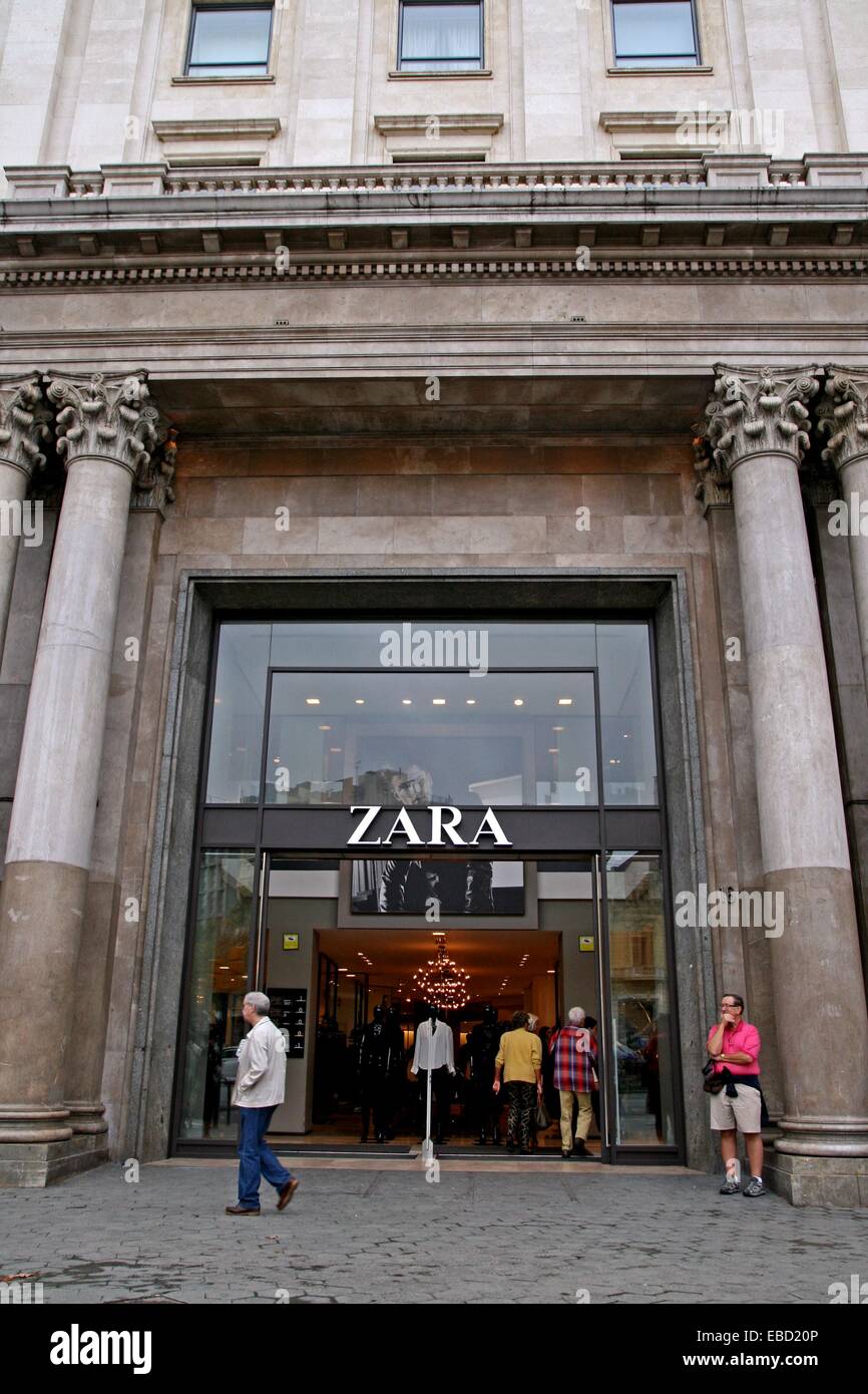 Zara shop, Barcelona, Catalonia, Spain Stock Photo - Alamy