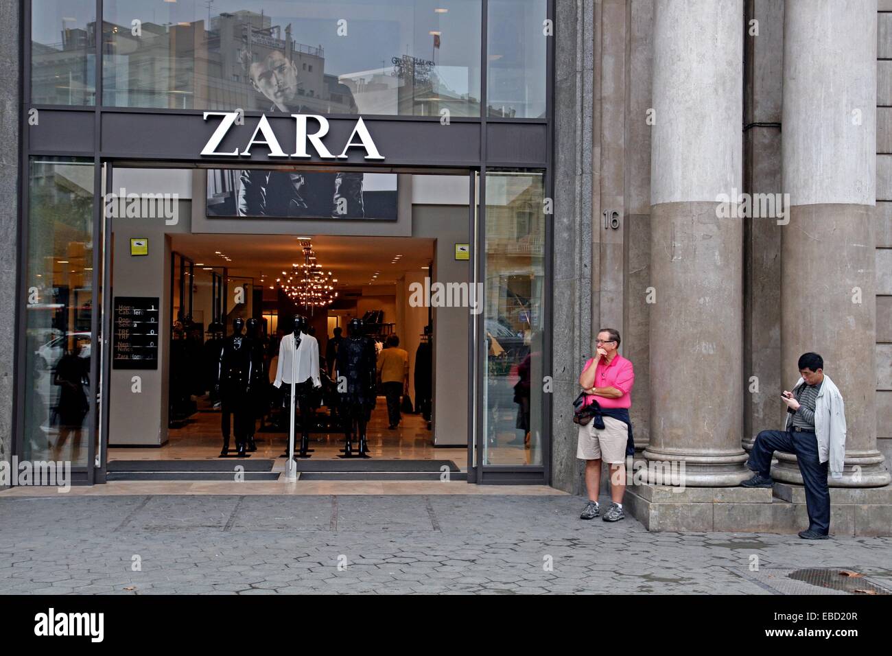 Zara shop, Barcelona, Catalonia, Spain Stock Photo - Alamy