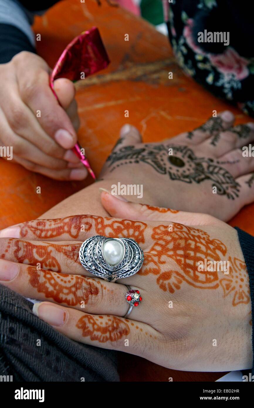 Henna tattoos, hindu tradition Stock Photo Alamy