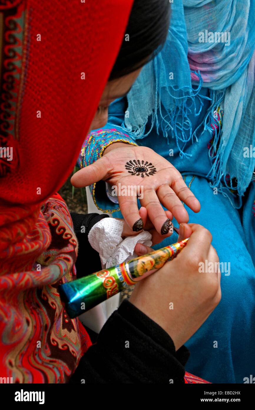 Henna tattoos, hindu tradition Stock Photo Alamy