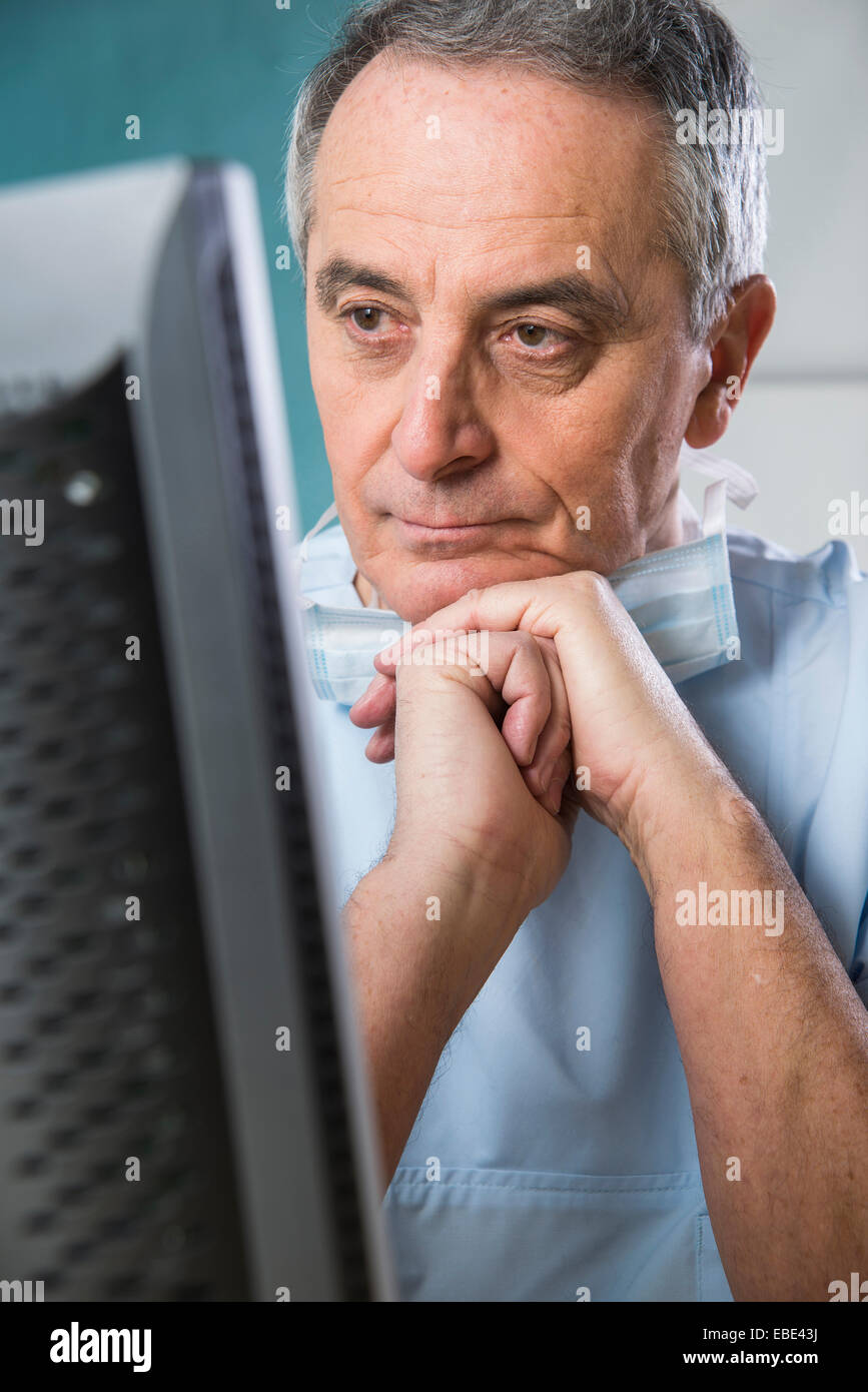 Doctor work on computer green hi-res stock photography and images - Alamy