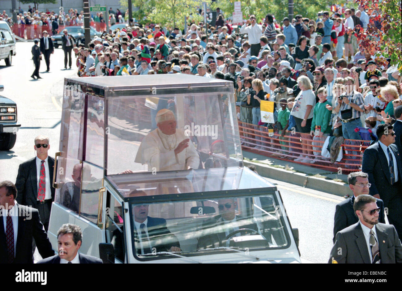Pope John Paul II waves from inside the popemobile during his visit October 8, 1995 in Baltimore, Maryland. Stock Photo