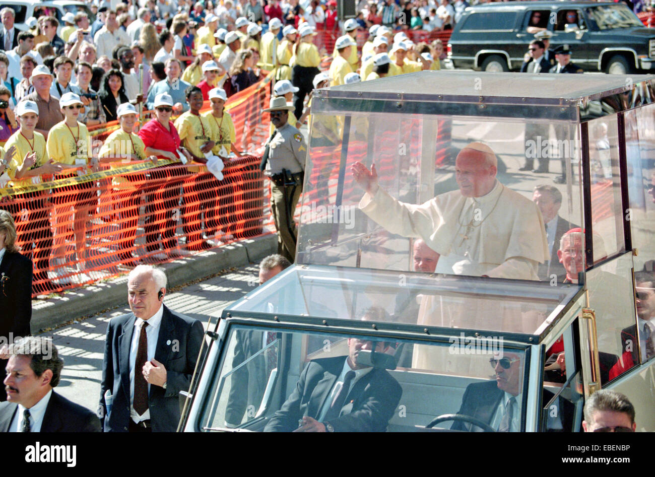 Pope John Paul II waves from inside the popemobile during his visit October 8, 1995 in Baltimore, Maryland. Stock Photo