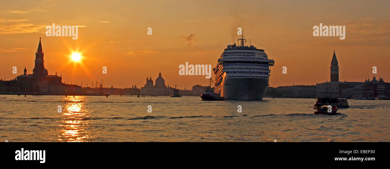 Cruise ship venice lagoon hi-res stock photography and images - Alamy