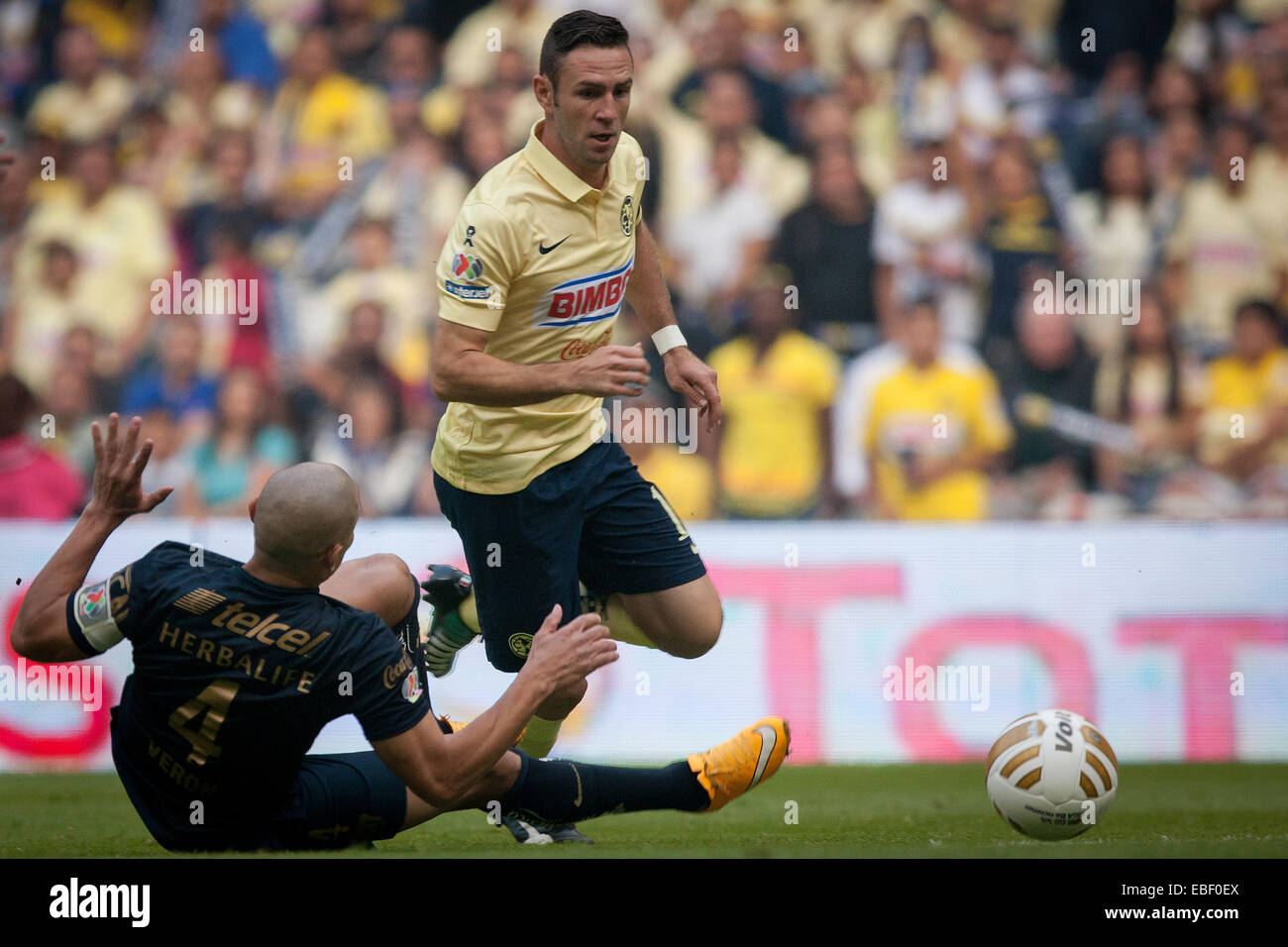 Mexico City, Mexico. 29th Nov, 2014. Miguel Layun (R) of America vies with Dario Veron of UNAM's Pumas, during the quarterfinal match of Opening Tournament of the MX League, at Aztec Stadium, in Mexico City, capital of Mexico, on Nov. 29, 2014. © Pedro Mera/Xinhua/Alamy Live News Stock Photo