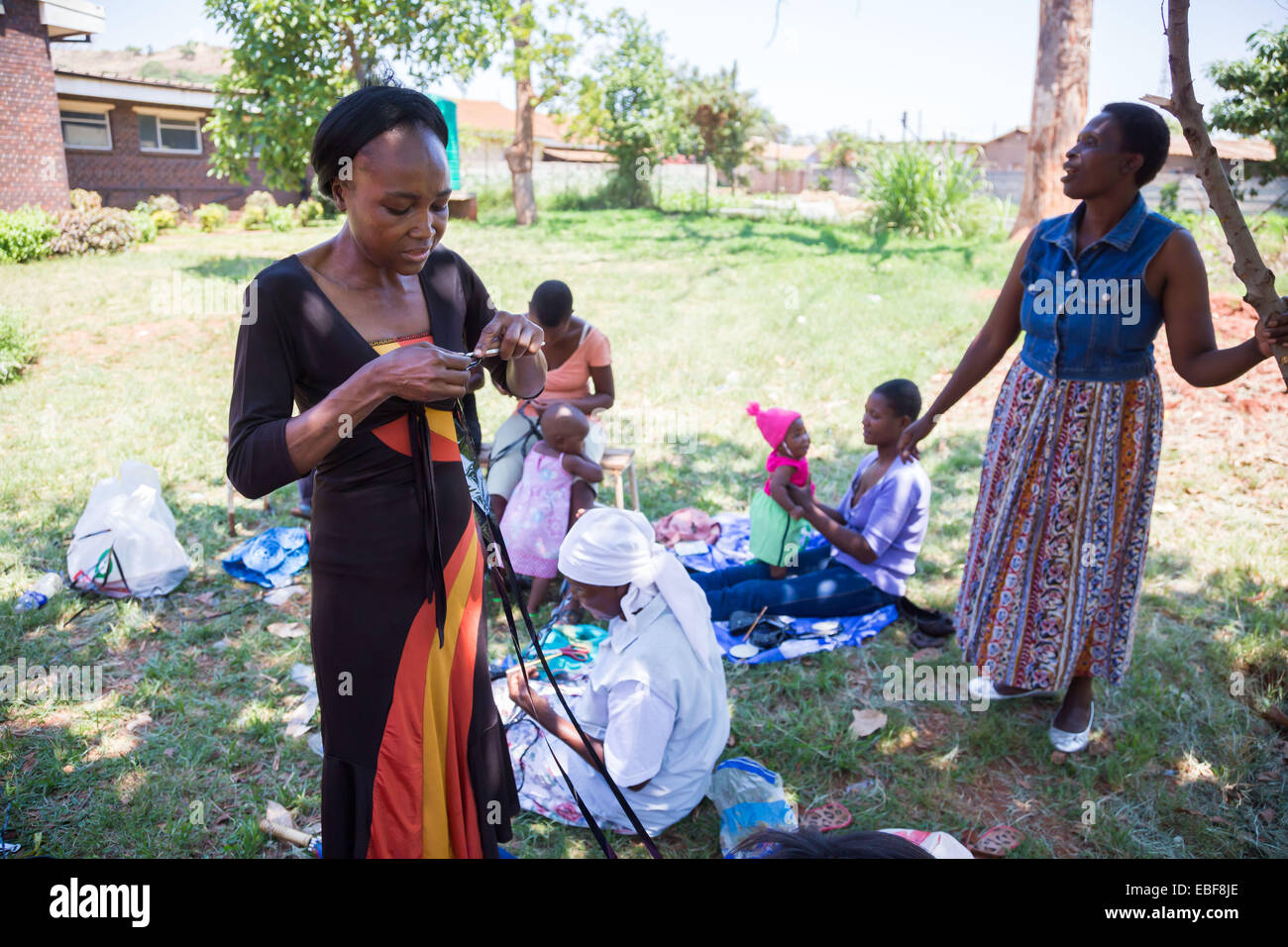 (141130) HARARE, Nov. 30, 2014 (Xinhua) Farai Chinhoyi weaves a