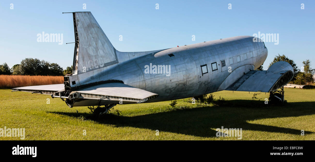 A Douglas DC-3 aircraft at an aviation junkyard in Florida Stock Photo