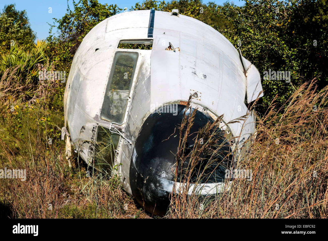 A discarded cockpit section of a Douglas DC-3 at an aviation junkyard in Florida Stock Photo