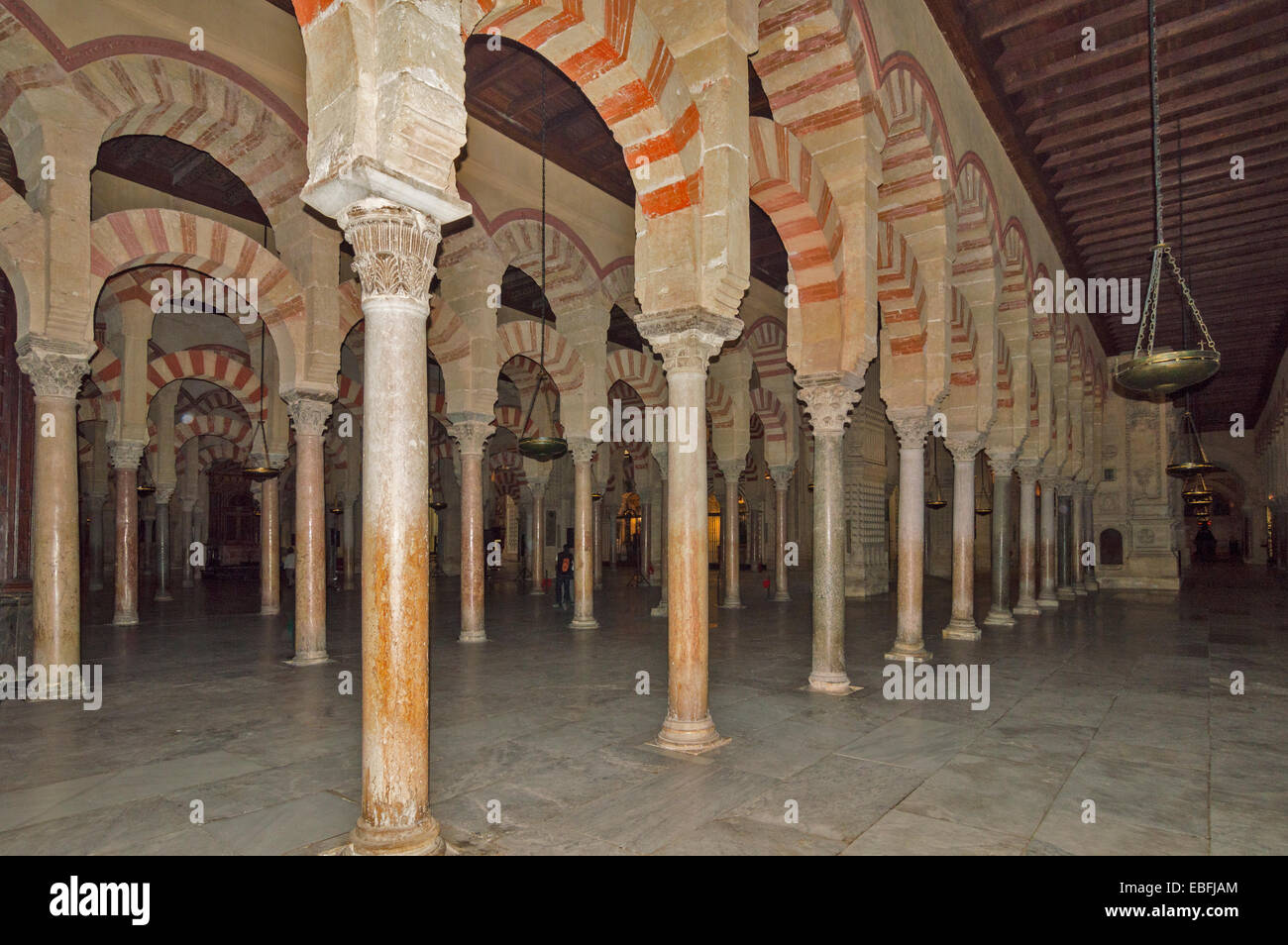 CORDOBA THE MOSQUE CATHEDRAL OR MEZQUITA SHOWING MULTIPLE ROWS OF COLUMNS AND ARCHES WITH RED COLOURED STONE Stock Photo