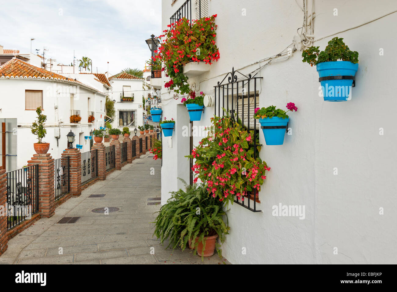 MIJAS PUEBLO SOUTHERN SPAIN BLUE POTS WITH RED BEGONIA FLOWERS ON THE WALLS  OF A WHITE HOUSE Stock Photo - Alamy