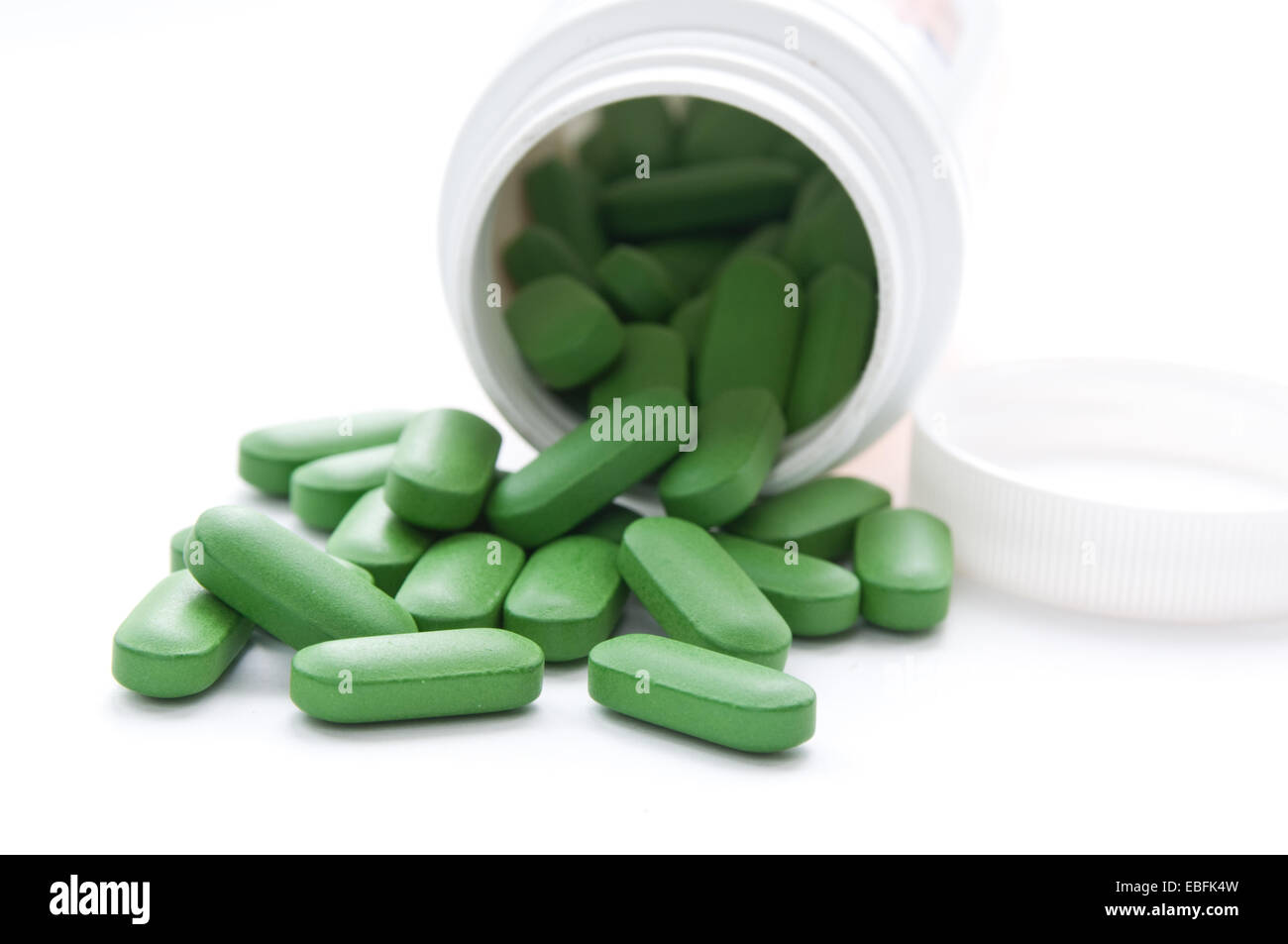 Зеленые антибиотики. Таблетки зеленые для активности. Таблетки зеленые и коричневые. БАДЫ на зеленом фоне. Таблетки на зелёном фоне.