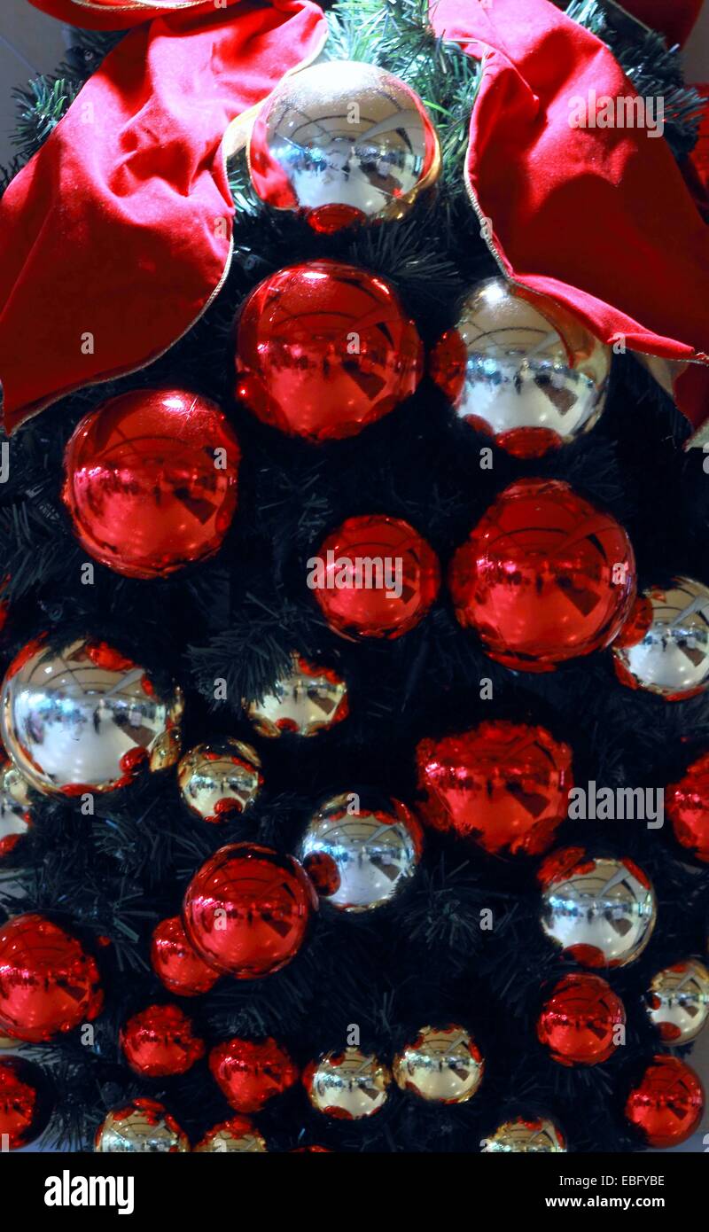 Christmas tree baubles hi-res stock photography and images - Alamy