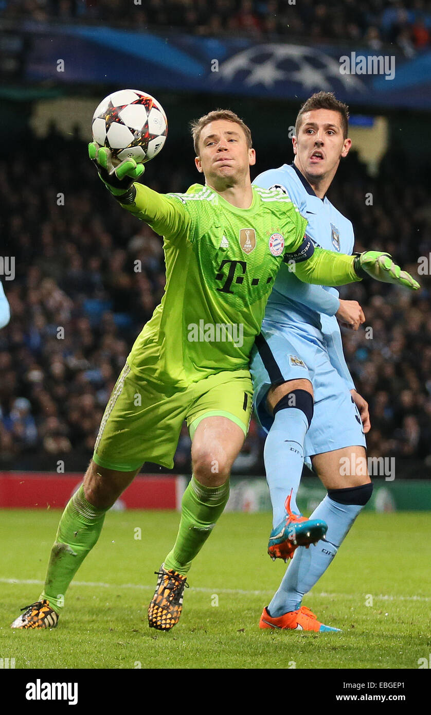 Manchester, UK. 25th Nov, 2014. Manuel Neuer of Bayern Munich collects the ball under pressure from Stevan Jovetic of Manchester City - UEFA Champions League group E - Manchester City vs Bayern Munich - Etihad Stadium - Manchester - England - 25rd November 2014 - Picture Simon Bellis/Sportimage. © csm/Alamy Live News Stock Photo
