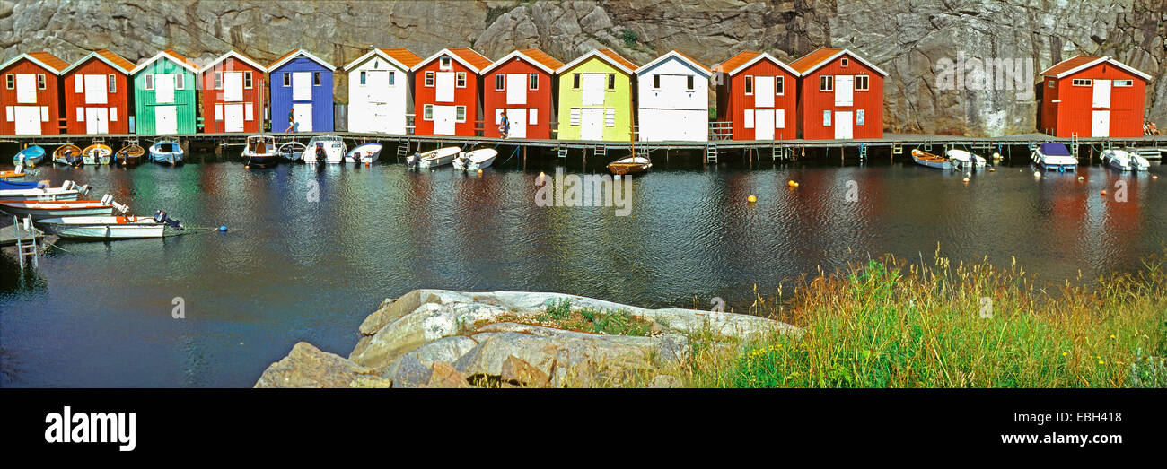 fisher huts, a lot of small colourful in the fjord, Sweden, Bohuslaen, Smoegen, 01.07.2003. Stock Photo