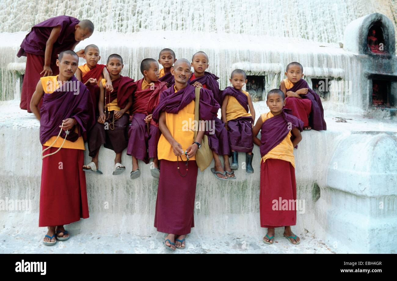 buddistic monks, standing at the Boudhanath stupa, one of the most sacred places of the tibetian buddists, Nepal, Khumbu Valley, Boudhanath. Stock Photo