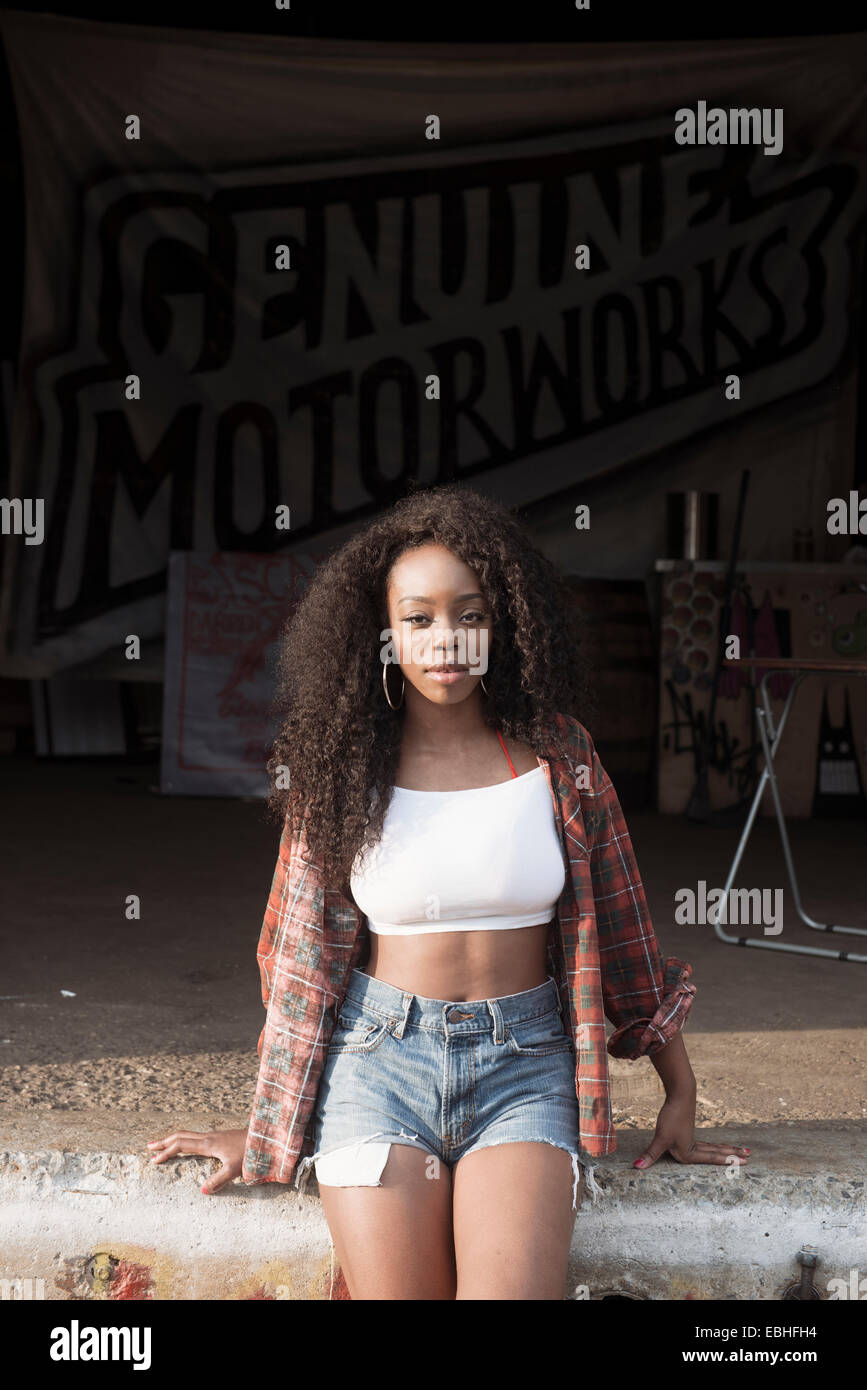 Young woman wearing cut off jeans and crop top Stock Photo - Alamy