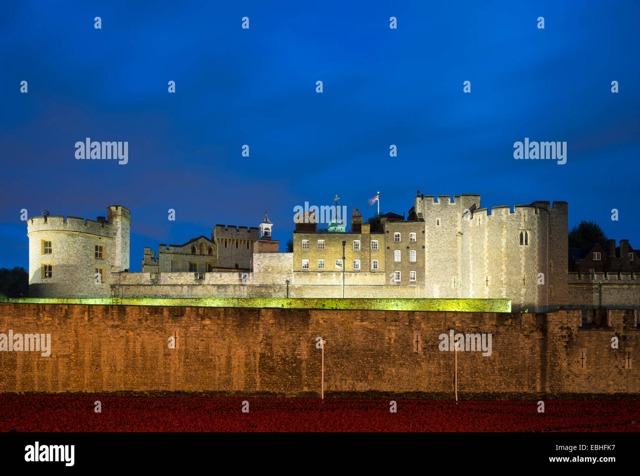 Tower of london night moat hi-res stock photography and images - Alamy