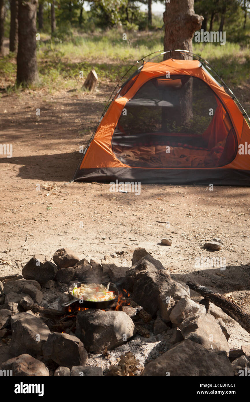 Stir fry on campfire and tent, Indiahoma, Oklahoma, USA Stock Photo