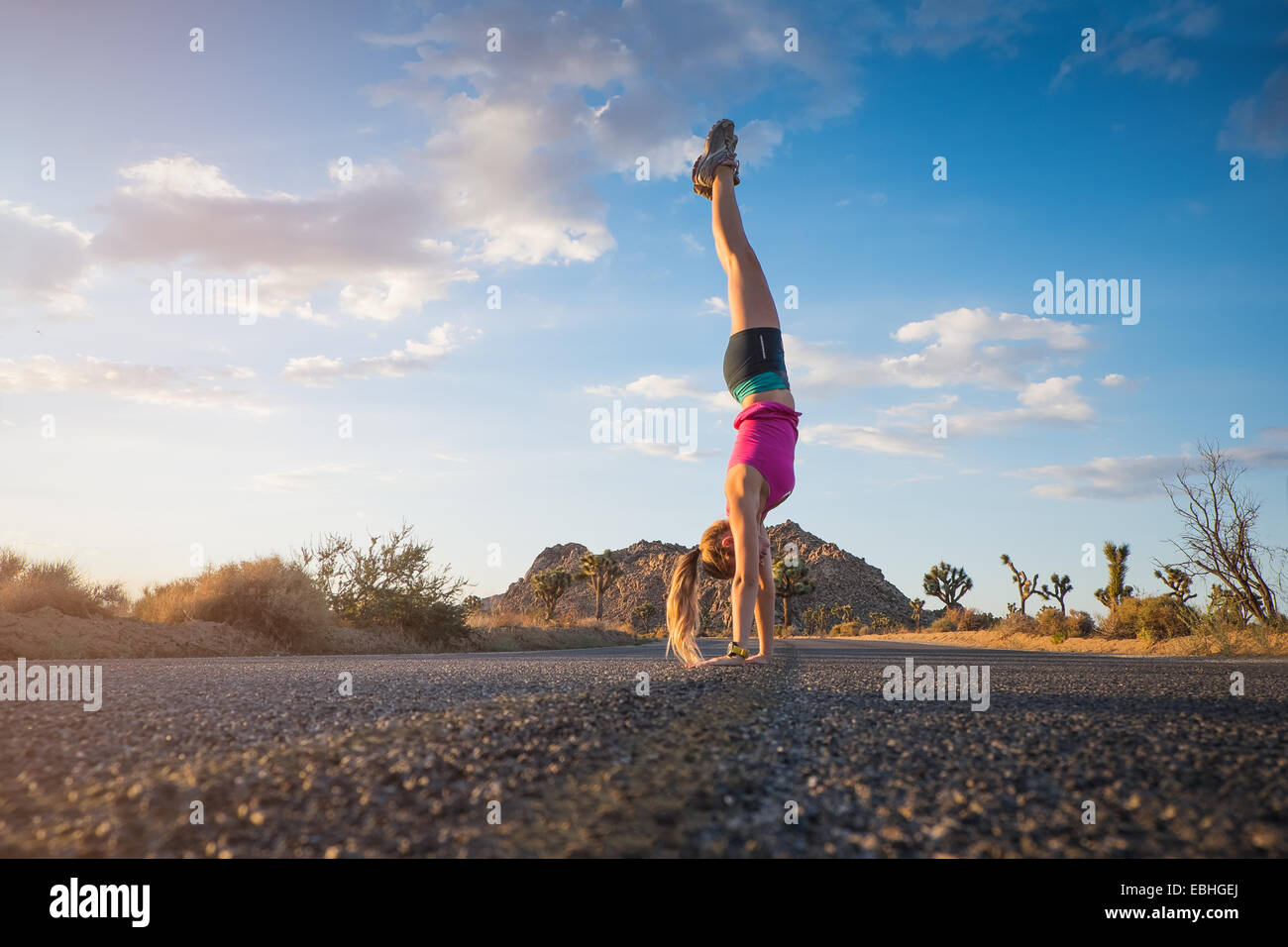 Hand stand handstand hires stock photography and images Alamy