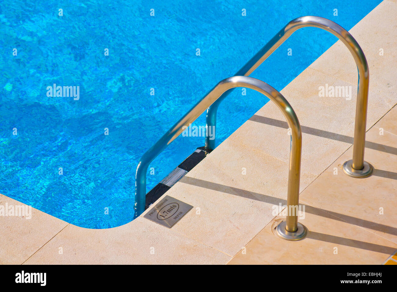 Steps down blue swimming pool hi-res stock photography and images - Alamy