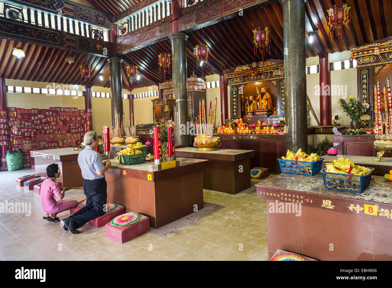 Man and woman praying at Tua Pek Kong Chinese Temple, Miri, Sarawak, Malaysia Stock Photo