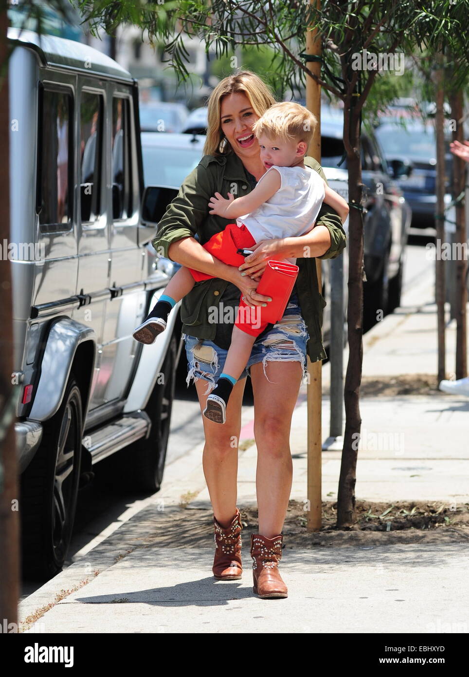 Hilary Duff, with iced tea in hand, leaves lunch at Joan's On Third