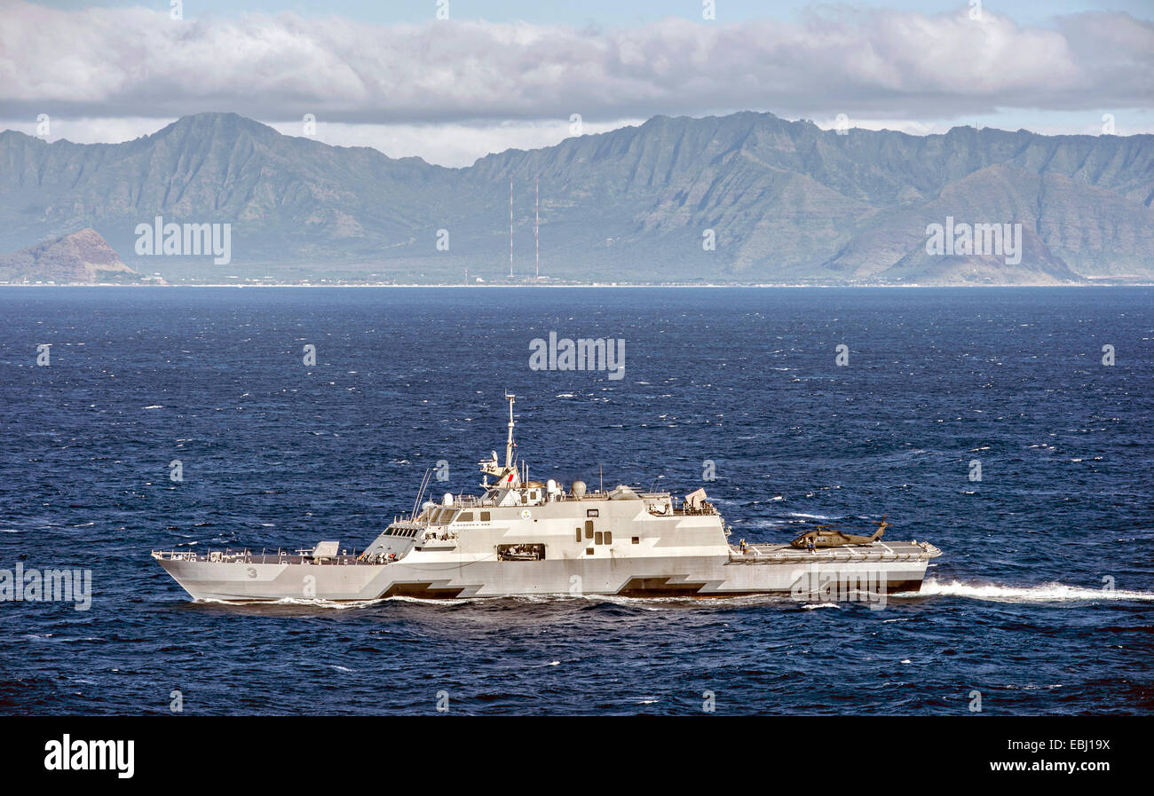 The US Navy littoral combat ship USS Fort Worth with a UH-60A Black Hawk helicopter during deck landing qualifications November 25, 2014 off the coast of Oahu, Hawaii. Stock Photo