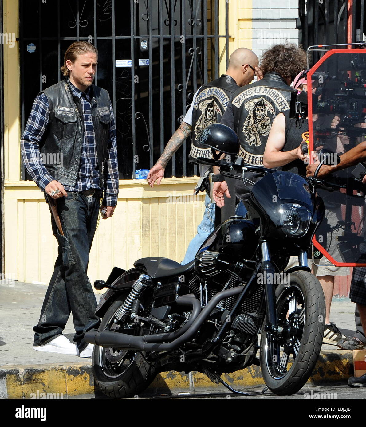 Charlie Hunnam hops on his bike on the set of "Sons Of ...