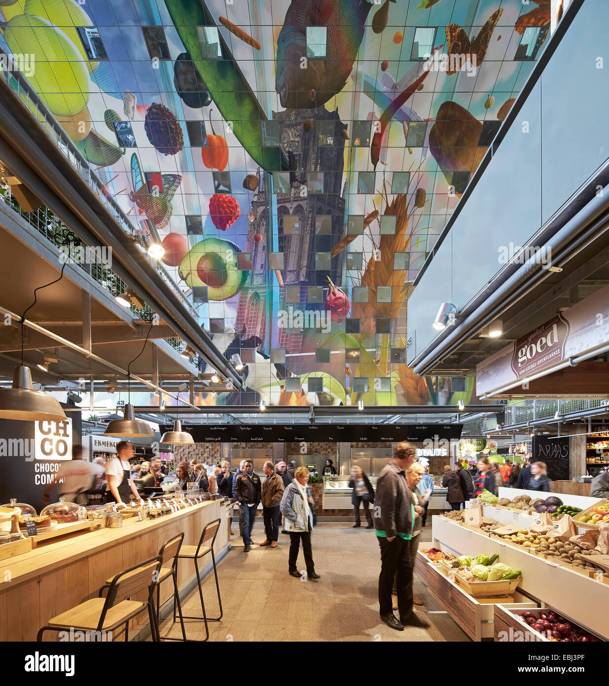 Market Hall Rotterdam, Rotterdam, Netherlands. Architect: MVRDV, 2014. Hall interior with food stalls. Stock Photo