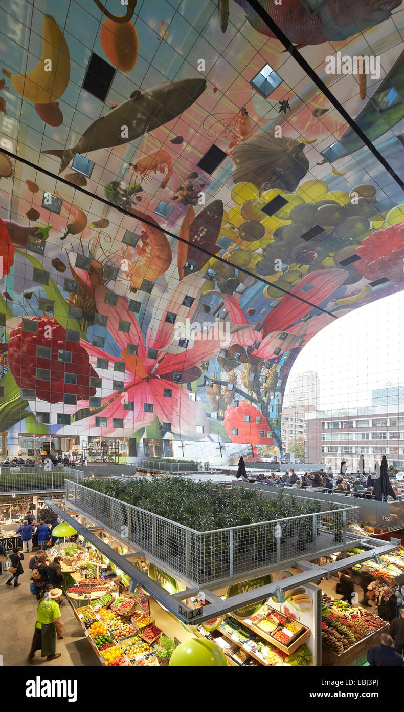 Market Hall Rotterdam, Rotterdam, Netherlands. Architect: MVRDV, 2014. View through hall with market stalls. Stock Photo