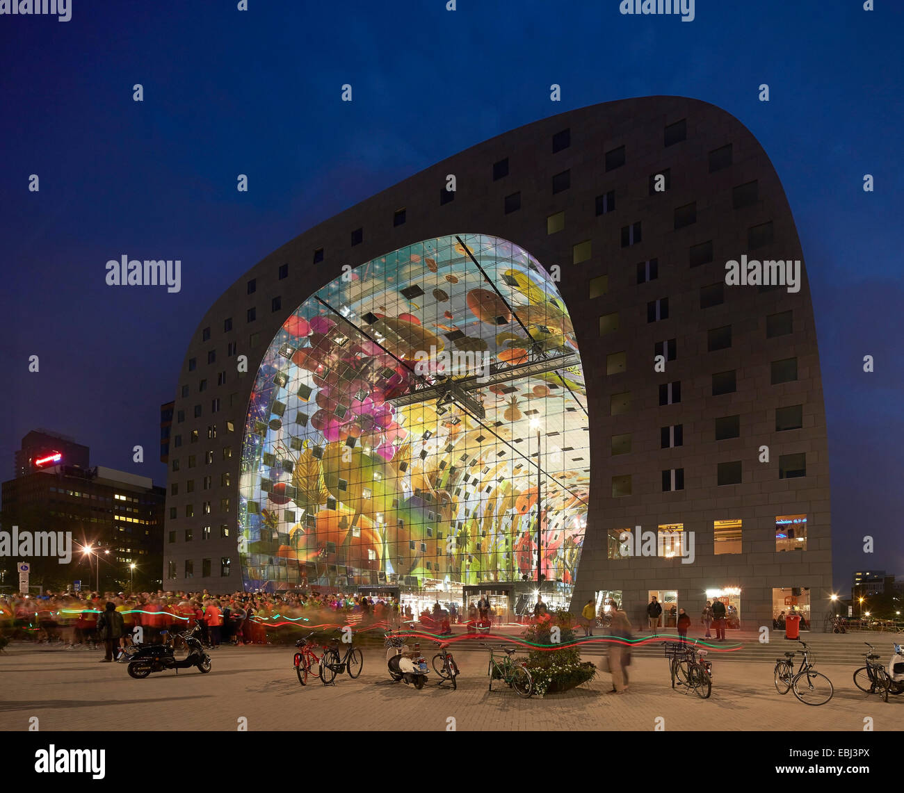 Market Hall Rotterdam, Rotterdam, Netherlands. Architect: MVRDV, 2014. Night elevation with crowd gathering. Stock Photo