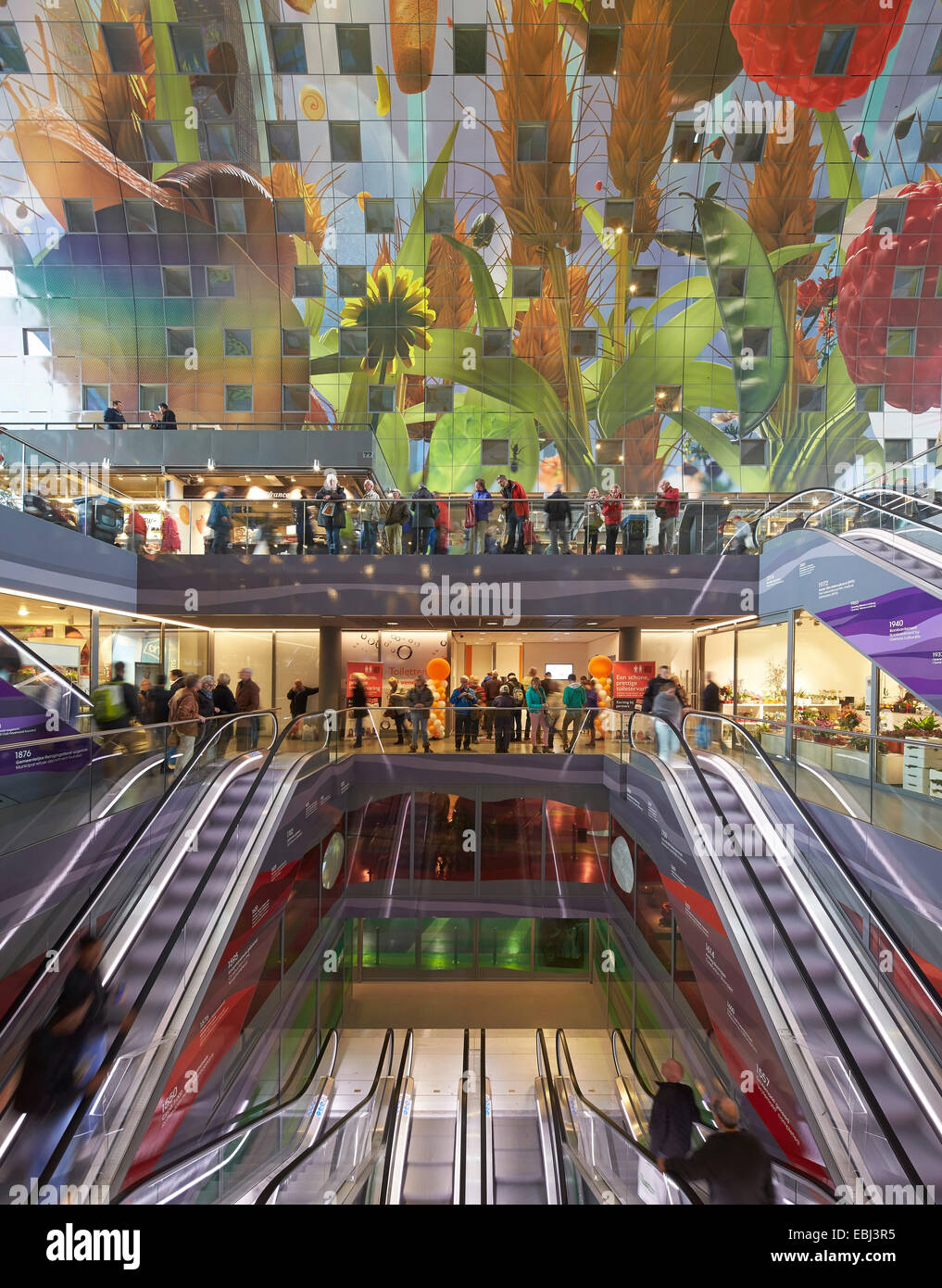 Market Hall Rotterdam, Rotterdam, Netherlands. Architect: MVRDV, 2014. Hall interior with escalators and curious crowd. Stock Photo