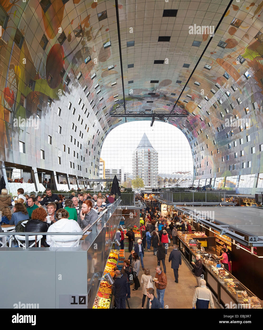 Market Hall Rotterdam, Rotterdam, Netherlands. Architect: MVRDV, 2014. View through market hall with restaurants and food stalls Stock Photo